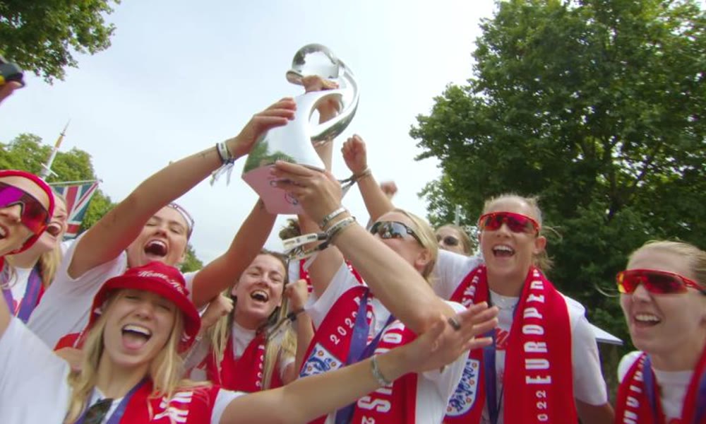 Fans celebrating the Lionesses Homecoming with 85,000 people down The Mall